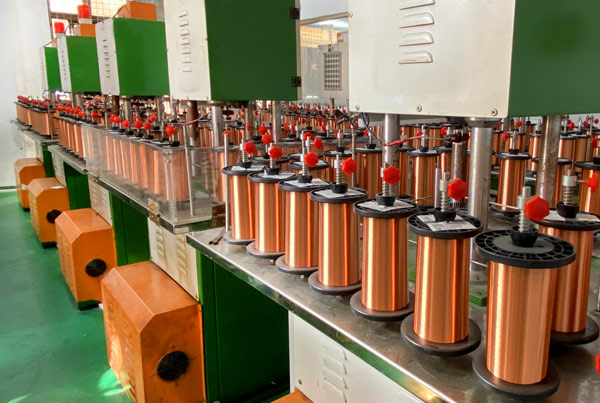 亮華電線(xiàn)：引領(lǐng)音頻革新，新型耳機(jī)線(xiàn)材的突破